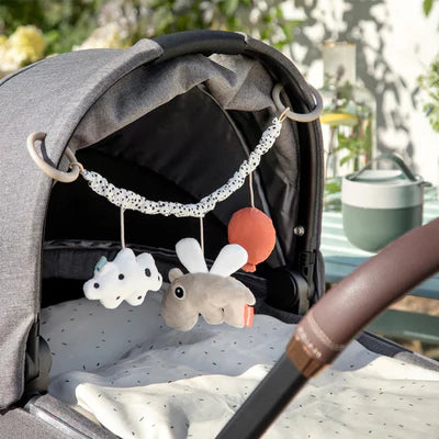 Cadena con juguetes para coche Happy Clouds arena - Done By Deer