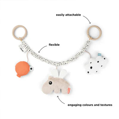 Cadena con juguetes para coche Happy Clouds arena - Done By Deer