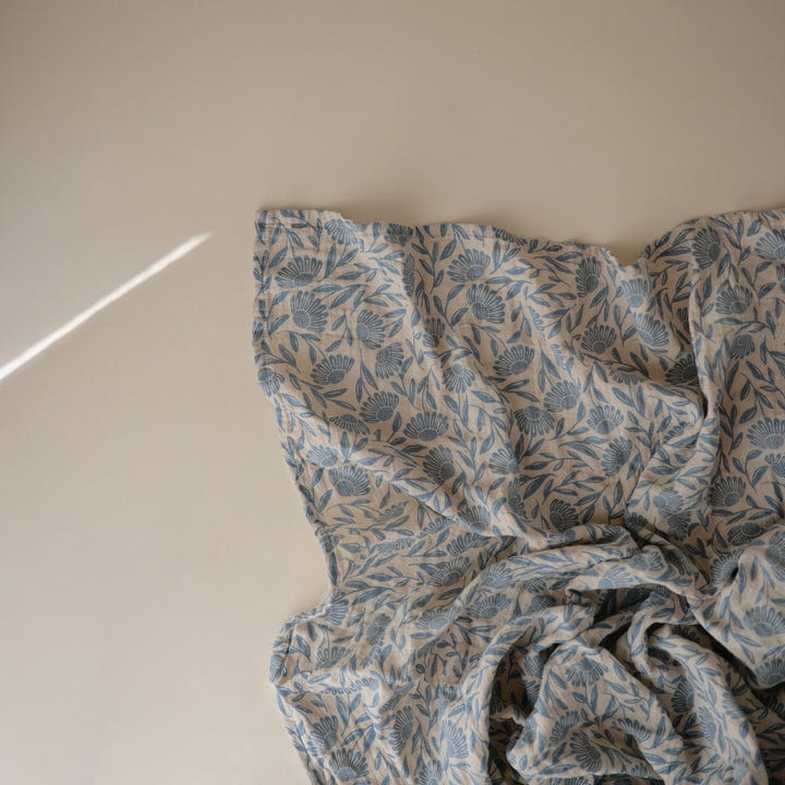 Manta / Tuto swaddle de muselina Flores azules - Mushie